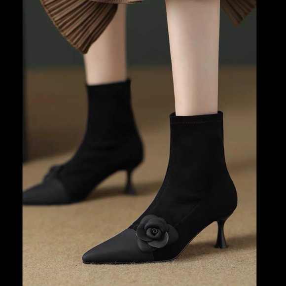 Flower Heeled booties. Boots - Picture 2 of 9